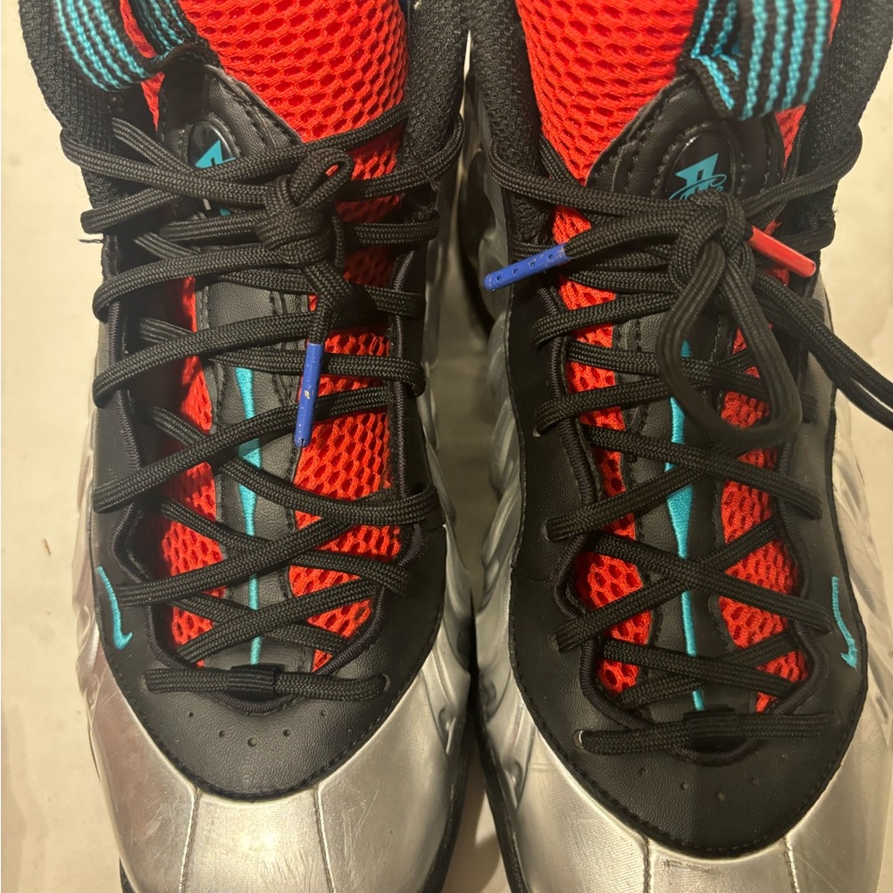 Nike Black and Red Athletic Shoes with Modern Design
